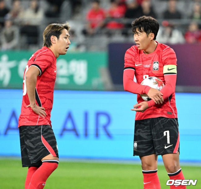 [OSEN=용인, 이대선 기자] 한국축구에 역사적인 날이다. 손흥민(34, LAFC)이 전설 차범근의 A매치 최다골 기록을 넘었다. 로베르트 모레노 감독이 이끄는 대한민국 축구대표팀은 6일 오후 8시 용인미르스타디움에서 개최되는 친선전에서 우즈베키스탄을 상대로 손흥민의 선제골과 오세훈의 추가골이 터져 2-0 완승을 거뒀다. 전반 반칙을 얻어낸 대한민국 손흥민이 이강인과 이야기를 나누고 있다. 2026.10.06 /sunday@osen.co.kr
