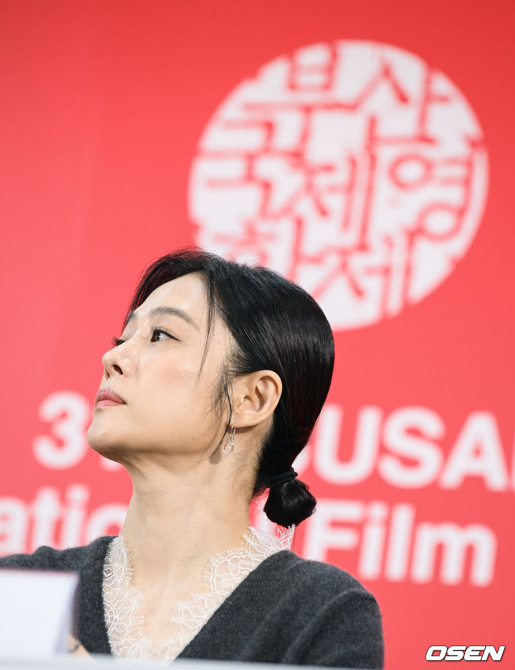 [사진]질문 듣는 <b>김현주</b>