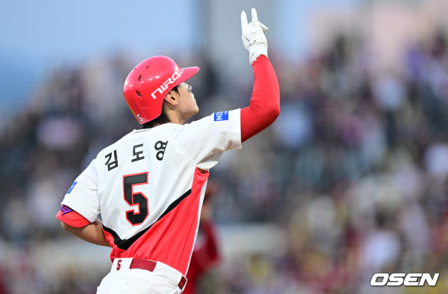 [OSEN=광주, 최규한 기자] 10일 광주-기아 챔피언스필드에서 ‘2026 신한 SOL Bank KBO리그’ KIA 타이거즈와 SSG 랜더스의 경기가 열렸다.홈팀 KIA는 시라카와 케이쇼, 방문팀 SSG는 최민준을 선발로 내세웠다.3회말 1사 1루 상황 KIA 김도영이 다시 앞서가는 좌중간 투런포를 날리고 그라운드를 돌며 기뻐하고 있다. 2026.10.10 / dreamer@osen.co.kr