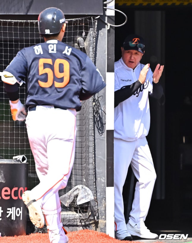 [OSEN=수원, 박준형 기자] 16일 오후 수원KT위즈파크에서 2026 신한 SOL KBO 리그 KT 위즈와 한화 이글스의 경기가 진행됐다.이날 경기에서 KT는 배제성을, 한화는 화이트를 선발투수로 내세웠다.5회초 1사 1,2루 한화 허인서가 3점 홈런을 날리고 김경문 감독의 축하를 받고 있다. 2026.05.16 / soul1014@osen.co.kr