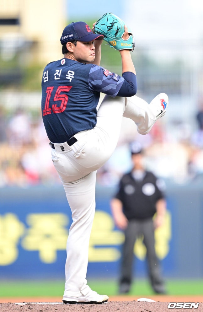 [OSEN=광주, 최규한 기자] 11일 광주-기아 챔피언스필드에서 ‘2026 신한 SOL Bank KBO리그’ KIA 타이거즈와 롯데 자이언츠의 경기가 열렸다.홈팀 KIA는 아담 올러, 방문팀 롯데는 김진욱을 선발로 내세웠다.1회말 롯데 선발 김진욱이 힘차게 공을 뿌리고 있다. 2026.10.11 / dreamer@osen.co.kr