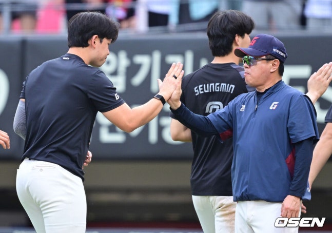 [OSEN=광주, 최규한 기자] 결국 정규시즌 3위, 준플레이오프 직행팀은 최종전에서 정해지게 됐다. KIA가 충격의 완패를 당하면서 정규시즌 3위 확정에 실패했다. 롯데 자이언츠가 제대로 발목을 잡았다. 롯데는 11일 광주-KIA 챔피언스필드에서 열린 ‘2026 신한 SOL KBO리그’ 정규시즌 KIA 타이거즈와의 경기에서 4-1로 승리를 거뒀다. KIA는 이날 패하면서 3위 확보 기회를 놓쳤다. 결국 12일 LG 트윈스와의 최종전에서 준플레이오프 직행 티켓을 놓고 다퉈야 한다.경기를 마치고 승리투수 롯데 김진욱과 김태형 감독이 