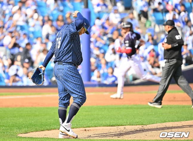 [OSEN=대구, 이석우 기자] 11일 대구삼성라이온즈파크에서 2026 신한 SOL KBO 리그 삼성 라이온즈와 KT 위즈의 경기가 열렸다. 홈팀 삼성은 후라도가, 방문팀 KT는 고영표가 선발 출전했다. 삼성 라이온즈 후라도가 2회초 KT 위즈 힐리어드에게 좌중월 동점 솔로 홈런을 맞고 아쉬워하고 있다. 2026.10.11 / foto0307@osen.co.kr