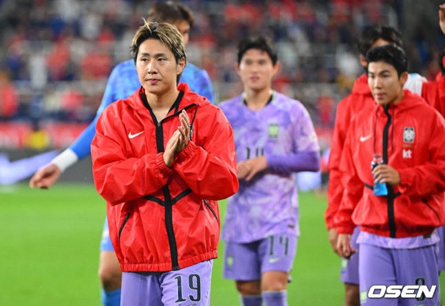 [OSEN=울산, 이석우 기자] 2일 울산문수축구경기장에서 대한민국과 베네수엘라의 친선경기가 열렸다.에콰도르전 3-0 완승과 우루과이전 1-4 대패로 극명한 경기력을 보인 ‘모레노호’가 베네수엘라전에서 전술적 유연성을 앞세워 빠르게 문제점을 보완했는지 시험대에 올랐다.대한민국 축구 이강인이 베네수엘라와 0-0 무승부를 기록하고 아쉬운 표정으로 팬들에게 인사를 하고 있다. 2026.10.02 / foto0307@osen.co.kr