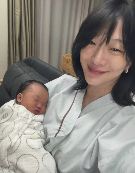 '이코베' <b>최소라</b>, 결혼 7년만에 <b>득녀</b>..붕어빵 딸 이름은 "이초이" [핫...