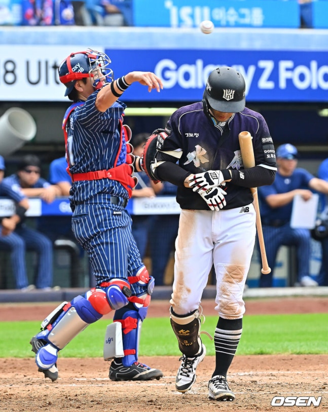 [OSEN=대구, 이석우 기자] 11일 대구삼성라이온즈파크에서 2026 신한 SOL KBO 리그 삼성 라이온즈와 KT 위즈의 경기가 열렸다. 홈팀 삼성은 후라도가, 방문팀 KT는 고영표가 선발 출전했다. KT 위즈 최원준이 4회초 1사 1루 볼넷을 얻어내고 있다. 2026.10.11 / foto0307@osen.co.kr