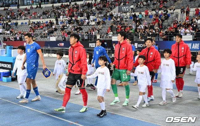 [OSEN=용인, 이대선 기자] 한국축구에 역사적인 날이다. 손흥민(34, LAFC)이 전설 차범근의 A매치 최다골 기록을 넘었다. 로베르트 모레노 감독이 이끄는 대한민국 축구대표팀은 6일 오후 8시 용인미르스타디움에서 개최되는 친선전에서 우즈베키스탄을 상대로 손흥민의 선제골과 오세훈의 추가골이 터져 2-0 완승을 거뒀다. 경기에 앞서 대한민국 손흥민이 입장하고 있다. 2026.10.06 /sunday@osen.co.kr
