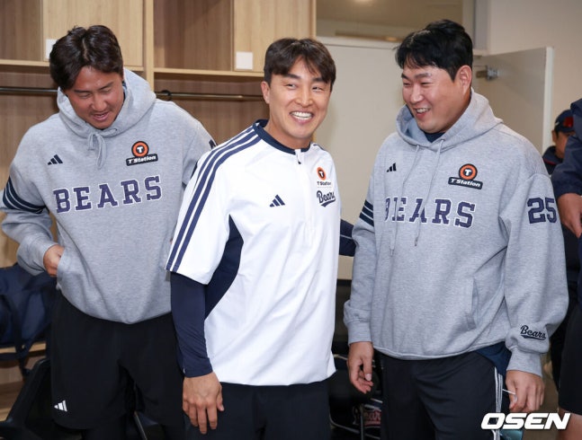 [OSEN=인천, 민경훈 기자] 14일 오후 인천 SSG랜더스필드에서 ‘2026 신한 SOL Bank KBO리그' SSG 랜더스와 두산 베어스의 경기가 진행될 예정인 가운데 경기 전 훈련이 진행됐다.이날 SSG는 타케다를, 두산은 최민석을 선발투수로 내세운다.한편 트레이드로 두산에 합류한 손아섭이 이용찬, 양의지가 인사를 나누고 있다. 2026.04.14 / rumi@osen.co.kr(사진=두산 제공)