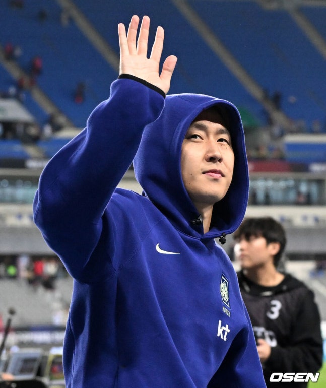 [OSEN=용인, 이대선 기자] 한국축구에 역사적인 날이다. 손흥민(34, LAFC)이 전설 차범근의 A매치 최다골 기록을 넘었다. 로베르트 모레노 감독이 이끄는 대한민국 축구대표팀은 6일 오후 8시 용인미르스타디움에서 개최되는 친선전에서 우즈베키스탄을 상대로 손흥민의 선제골과 오세훈의 추가골이 터져 2-0 완승을 거뒀다. 경기 종료 후 대한민국 이강인이 관중석을 향해 인사를 하고 있다. 2026.10.06 /sunday@osen.co.kr