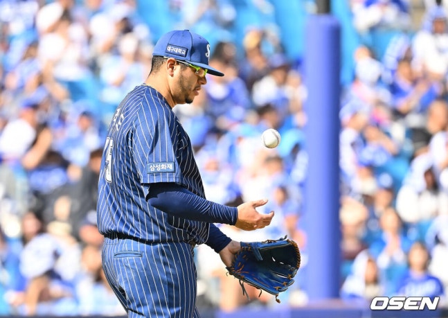 [OSEN=대구, 이석우 기자] 11일 대구삼성라이온즈파크에서 2026 신한 SOL KBO 리그 삼성 라이온즈와 KT 위즈의 경기가 열렸다. 홈팀 삼성은 후라도가, 방문팀 KT는 고영표가 선발 출전했다. 삼성 라이온즈 후라도가 2회초 KT 위즈 힐리어드에게 좌중월 동점 솔로 홈런을 맞고 아쉬워하고 있다. 2026.10.11 / foto0307@osen.co.kr