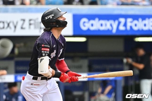 [OSEN=대구, 이석우 기자] 11일 대구삼성라이온즈파크에서 2026 신한 SOL KBO 리그 삼성 라이온즈와 KT 위즈의 경기가 열렸다. 홈팀 삼성은 후라도가, 방문팀 KT는 고영표가 선발 출전했다. KT 위즈 힐리어드가 힘찬 타격을 하고 타구를 바라보고 있다. 2026.10.11 / foto0307@osen.co.kr