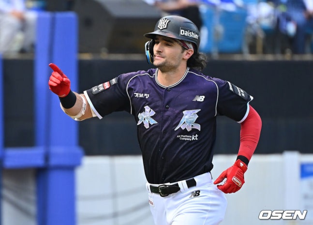 [OSEN=대구, 이석우 기자] 11일 대구삼성라이온즈파크에서 2026 신한 SOL KBO 리그 삼성 라이온즈와 KT 위즈의 경기가 열렸다. 홈팀 삼성은 후라도가, 방문팀 KT는 고영표가 선발 출전했다. KT 위즈 힐리어드가 3회초 1사 1,2루 좌월 3점 홈런을 치고 세리머니를 하고 있다. 2026.10.11 / foto0307@osen.co.kr