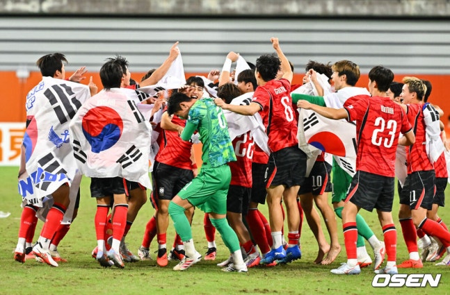 [OSEN=도요타(일본), 박준형 기자] 미쳤다! 엄지성(24, 스완지 시티)이 결승골로 한국축구를 살렸다. 이민성 감독이 이끄는 U23 남자축구대표팀은 3일 오후 7시 30분 도요타 스타디움에서 개최된 아이치-나고야 아시안게임 2026 결승전에서 엄지성의 결승골이 터져 숙적 일본을 1-0으로 제압했다. 경기종료 후 축구대표팀이 금메달 기쁨을 나누고 있다. 2026.10.03 / soul1014@osen.co.kr