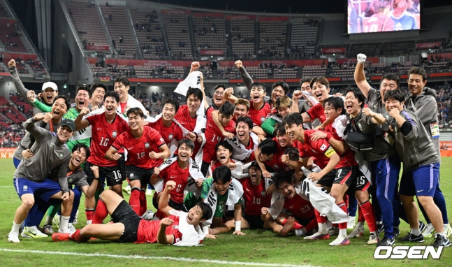[OSEN=도요타(일본), 박준형 기자] 미쳤다! 엄지성(24, 스완지 시티)이 결승골로 한국축구를 살렸다. 이민성 감독이 이끄는 U23 남자축구대표팀은 3일 오후 7시 30분 나고야 스타디움에서 개최된 아이치-나고야 아시안게임 2026 결승전에서 엄지성의 결승골이 터져 숙적 일본을 1-0으로 제압했다. 경기종료 금메달 확정한 축구대표팀이 기뻐하고 있다. 2026.10.03 / soul1014@osen.co.kr
