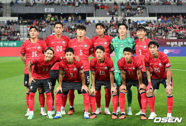 [OSEN=용인, 이대선 기자] 로베르트 모레노 감독이 이끄는 대한민국 축구 대표팀과 우즈베키스탄의 경기가 6일 용인미르스타디움에서 열렸다.이번 우즈베키스탄전은 로베르트 모레노 임시 감독 체제에서 치르는 9~10월 A매치 4연전의 마지막 경기다.앞선 3경기 성적은 1승 1무 1패. 우즈베키스탄을 상대로 수비 안정감을 이어가는 동시에 공격에서 얼마나 달라진 모습을 보여줄지가 관건이다.경기에 앞서 대한민국 베스트 일레븐이 기념촬영을 하고 있다. 2026.10.06 /sunday@osen.co.kr