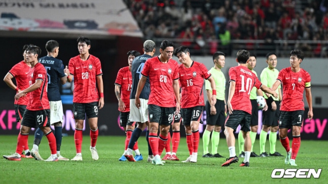 [OSEN= 서울월드컵경기장, 이대선 기자] 로베르트 모레노 임시 감독이 이끄는 대한민국 축구 국가대표팀은 28일 서울월드컵경기장에서 디에고 포를란 감독이 지휘하는 우루과이와 A매치 맞대결을 치러 1-4로 대패했다.이로써 모레노 감독은 지난 에콰도르전 3-0 완승 분위기를 이어기는 데 실패했다. 부임 2경기 만에 남미 강호 우루과이를 만나 1-4로 무너졌다.경기 종료 후 한국 선수들이 아쉬워하고 있다. 2026.09.28 / sunday@osen.co.kr