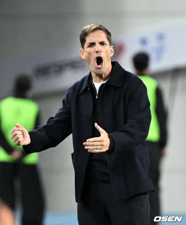 [OSEN=용인, 이대선 기자] 한국축구에 역사적인 날이다. 손흥민(34, LAFC)이 전설 차범근의 A매치 최다골 기록을 넘었다. 로베르트 모레노 감독이 이끄는 대한민국 축구대표팀은 6일 오후 8시 용인미르스타디움에서 개최되는 친선전에서 우즈베키스탄을 상대로 손흥민의 선제골과 오세훈의 추가골이 터져 2-0 완승을 거뒀다. 전반 대한민국 모레노 감독이 작전을 지시하고 있다. 2026.10.06 /sunday@osen.co.kr