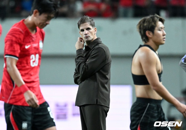 [OSEN= 서울월드컵경기장, 이대선 기자] 로베르트 모레노 임시 감독이 이끄는 대한민국 축구 국가대표팀은 28일 서울월드컵경기장에서 디에고 포를란 감독이 지휘하는 우루과이와 A매치 맞대결을 치러 1-4로 대패했다.이로써 모레노 감독은 지난 에콰도르전 3-0 완승 분위기를 이어기는 데 실패했다. 부임 2경기 만에 남미 강호 우루과이를 만나 1-4로 무너졌다.경기 종료 후 한국 로베르토 모레노 감독이 생각에 잠겨 있다. 2026.09.28 / sunday@osen.co.kr