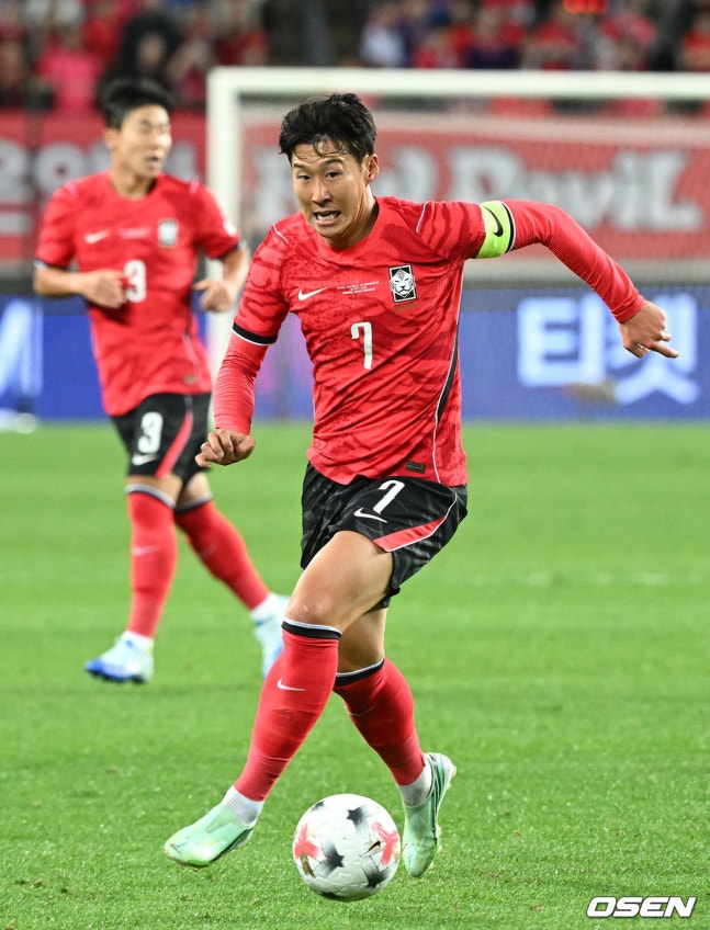 [OSEN=용인, 이대선 기자] 한국축구에 역사적인 날이다. 손흥민(34, LAFC)이 전설 차범근의 A매치 최다골 기록을 넘었다. 로베르트 모레노 감독이 이끄는 대한민국 축구대표팀은 6일 오후 8시 용인미르스타디움에서 개최되는 친선전에서 우즈베키스탄을 상대로 손흥민의 선제골과 오세훈의 추가골이 터져 2-0 완승을 거뒀다. 전반 대한민국 손흥민이 드리블 돌파를 하고 있다. 2026.10.06 /sunday@osen.co.kr