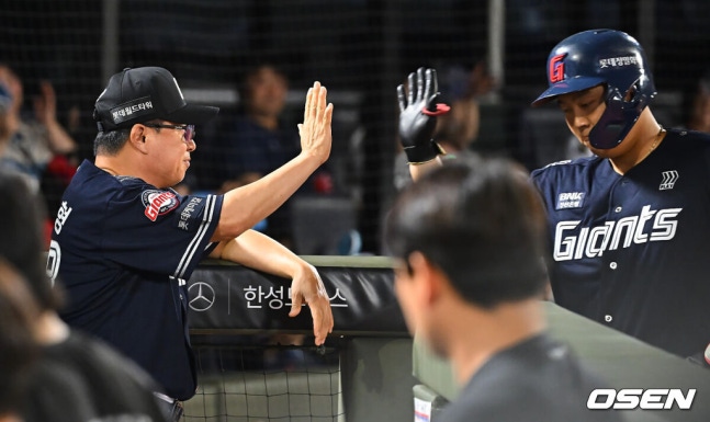 [OSEN=부산, 이석우 기자] 14일 부산 사직야구장에서 2026 신한 SOL KBO 리그 롯데 자이언츠와 NC 다이노스의 경기가 열렸다. 홈팀 롯데는 김진욱이, 방문팀 NC는 토다가 선발 출전했다.롯데 자이언츠 한동희가 8회말 2사 좌월 동점 솔로 홈런을 치고 김태형 감독과 하이파이브를 하고 있다. 2026.08.14 / foto0307@osen.co.kr