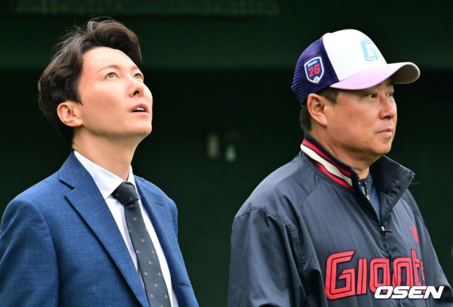 [OSEN=미야자키(일본), 지형준 기자] 26일 일본 미야자키 산마린 스타디움에서 두산 베어스와 롯데 자이언츠의 구춘대회 경기가 열렸다.이날 두산은 이영하, 롯데는 쿄아마가 선발로 나섰다.경기에 앞서 롯데 박준혁 단장과 김태형 감독이 이야기를 나누고 있다. 2026.02.26 /jpnews@osen.co.kr
