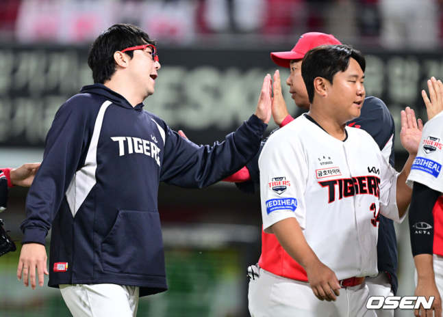 [OSEN=광주, 최규한 기자] KIA 타이거즈가 준플레이오프에 직행했다. KIA는 12일 광주-기아 챔피언스필드에서 열린 2026 신한 SOL KBO리그 LG 트윈스와의 최종전에서 4-2로 승리했다. 선발 양현종이 5이닝 1실점으로 호투했다. 전상현이 2이닝 무실점으로 막았다. 8회말 김도영의 시즌 45호 결정적인 중월투런홈런이 터졌다. 이로써 KIA는 정규시즌 3위를 확정짓고 준플레이오프에 직행했다. LG는 4위가 되면서 두산과 와일드카드 결정전에 나선다. 경기를 마치고 승리한 KIA 이범호 감독과 양현종이 인사를 나누고 있다.