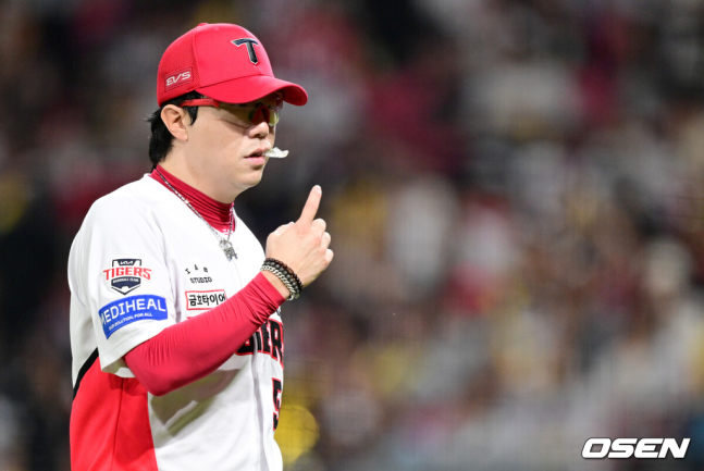 [OSEN=광주, 최규한 기자] 12일 광주-기아 챔피언스필드에서 ‘2026 신한 SOL Bank KBO리그’ KIA 타이거즈와 LG 트윈스의 경기가 열렸다.홈팀 KIA는 양현종, 방문팀 LG는 임찬규를 선발로 내세웠다.3회초 LG 공격을 삼자범퇴로 막아낸 KIA 선발 양현종이 더그아웃으로 향하고 있다. 2026.10.12 / dreamer@osen.co.kr