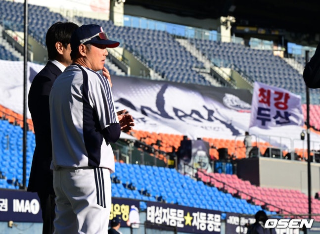 [OSEN=잠실, 지형준 기자] 14일 오후 서울 잠실야구장에서 2026 신한 SOL KBO 와일드카드 결정 1차전 LG 트윈스와 두산 베어스의 경기가 열렸다.LG는 카를로스 카라스코, 두산은 곽빈이 선발로 나섰다.경기에 앞서 두산 김원형 감독이 훈련을 지켜보고 있다. 2026.10.14 / jpnews@osen.co.kr