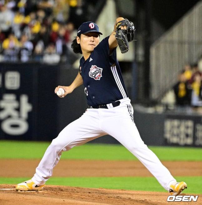 [OSEN=잠실, 지형준 기자] 14일 오후 서울 잠실야구장에서 2026 신한 SOL KBO 와일드카드 결정 1차전 LG 트윈스와 두산 베어스의 경기가 열렸다.LG는 카를로스 카라스코, 두산은 곽빈이 선발로 나섰다.1회말 두산 곽빈이 역투하고 있다. 2026.10.14 / jpnews@osen.co.kr