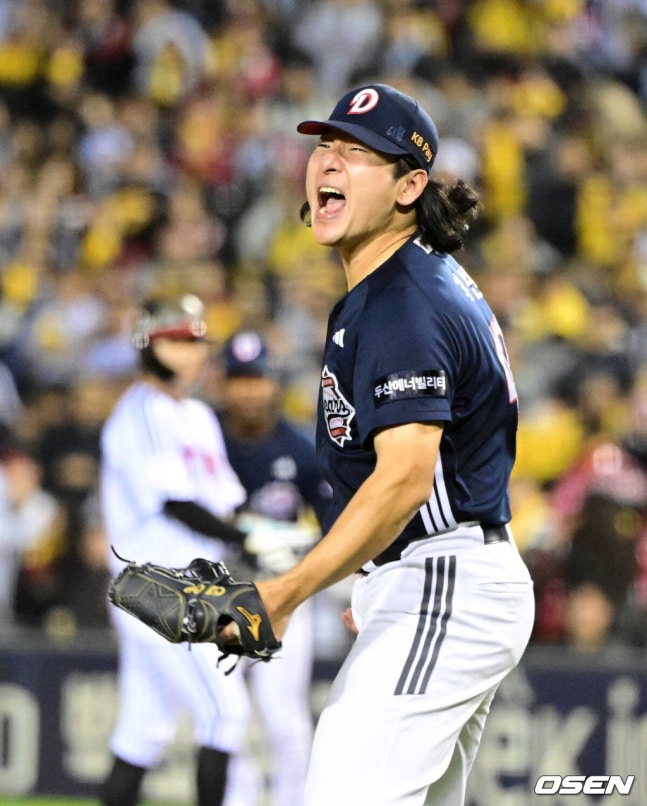 [OSEN=잠실, 지형준 기자] 14일 오후 서울 잠실야구장에서 2026 신한 SOL KBO 와일드카드 결정 1차전 LG 트윈스와 두산 베어스의 경기가 열렸다.LG는 카를로스 카라스코, 두산은 곽빈이 선발로 나섰다.2회말 2사 만루에서 두산 곽빈이 LG 오스틴을 삼진 처리하며 포효하고 있다. 2026.10.14 / jpnews@osen.co.kr