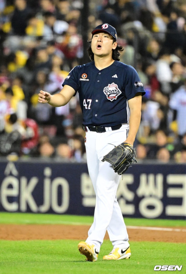 [OSEN=잠실, 지형준 기자] 14일 오후 서울 잠실야구장에서 2026 신한 SOL KBO 와일드카드 결정 1차전 LG 트윈스와 두산 베어스의 경기가 열렸다.LG는 카를로스 카라스코, 두산은 곽빈이 선발로 나섰다.4회말 수비를 마친 두산 곽빈이 심호흡을 하고 있다. 2026.10.14 / jpnews@osen.co.kr