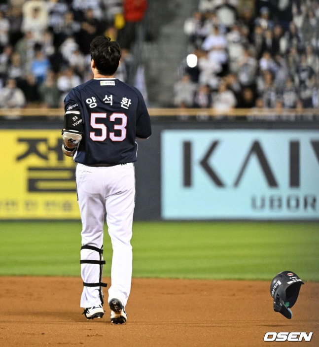 [OSEN=잠실, 이대선 기자] 14일 오후 서울 잠실야구장에서 2026 신한 SOL KBO 와일드카드 결정 1차전 LG 트윈스와 두산 베어스의 경기가 열렸다.LG는 카를로스 카라스코, 두산은 곽빈이 선발로 나섰다.7회초 1사 만루에서 두산 양석환이 잘맞은 타구가 LG 박해민에게 잡히자 아쉬워하고 있다. 2026.10.14 /sunday@osen.co.kr