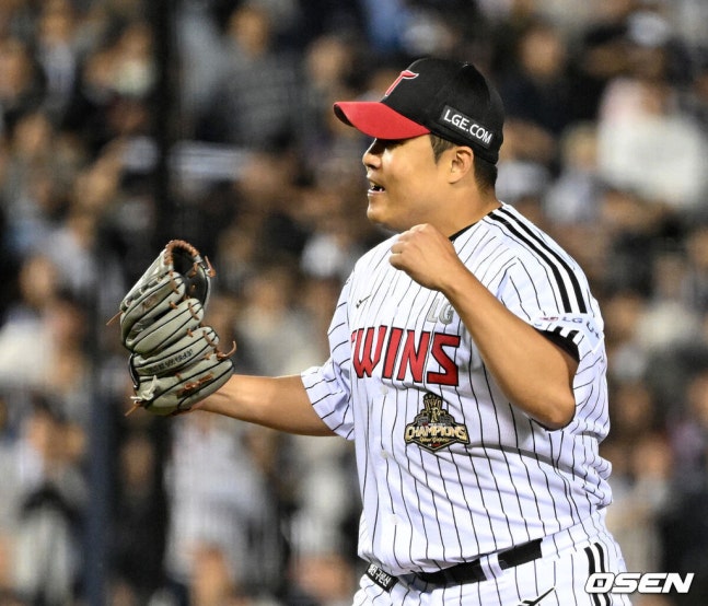 [OSEN=잠실, 이대선 기자] 14일 오후 서울 잠실야구장에서 2026 신한 SOL KBO 와일드카드 결정 1차전 LG 트윈스와 두산 베어스의 경기가 열렸다.LG는 카를로스 카라스코, 두산은 곽빈이 선발로 나섰다.8회초 2사 1,2루에서 LG 이우찬이 두산 류승민을 삼진으로 처리하고 환호하고 있다. 2026.10.14 /sunday@osen.co.kr