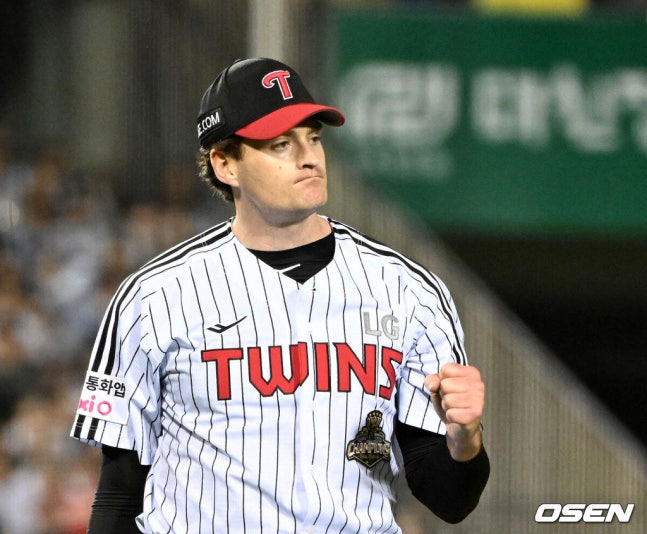 [OSEN=잠실, 이대선 기자] 14일 오후 서울 잠실야구장에서 2026 신한 SOL KBO 와일드카드 결정 1차전 LG 트윈스와 두산 베어스의 경기가 열렸다.LG는 카를로스 카라스코, 두산은 곽빈이 선발로 나섰다.7회초 수비를 마친 LG 케네디가 환호하고 있다. 2026.10.14 /sunday@osen.co.kr