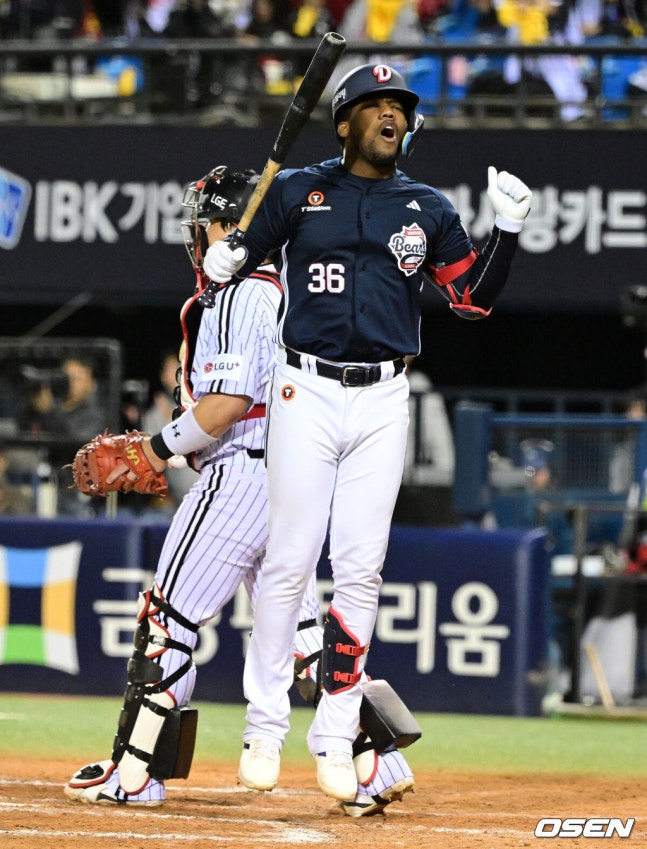 [OSEN=잠실, 지형준 기자] 14일 오후 서울 잠실야구장에서 2026 신한 SOL KBO 와일드카드 결정 1차전 LG 트윈스와 두산 베어스의 경기가 열렸다.LG는 카를로스 카라스코, 두산은 곽빈이 선발로 나섰다.8회초 1사 1,2루에서 두산 세베리노가 삼진을 당하며 아쉬워하고 있다. 2026.10.14 / jpnews@osen.co.kr
