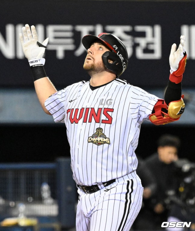 [OSEN=잠실, 이대선 기자] 14일 오후 서울 잠실야구장에서 2026 신한 SOL KBO 와일드카드 결정 1차전 LG 트윈스와 두산 베어스의 경기가 열렸다.LG는 카를로스 카라스코, 두산은 곽빈이 선발로 나섰다.1회말 1사 1루에서 LG 오스틴이 좌월 투런 홈런을 치고 환호하고 있다. 2026.10.14 /sunday@osen.co.kr