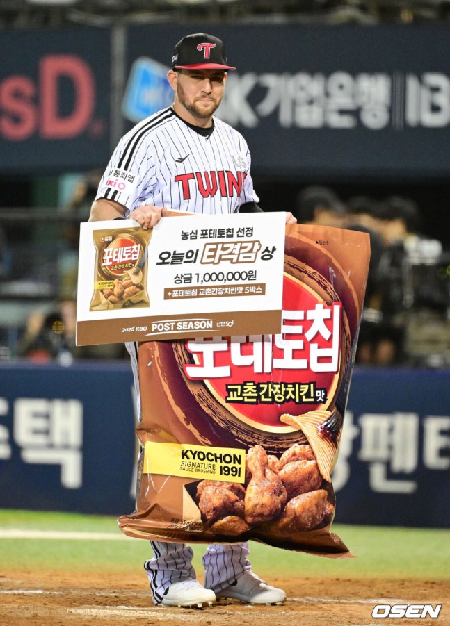 [OSEN=잠실, 지형준 기자] 프로야구 LG 트윈스가 두산 베어스를 잡고 준플레이오프 진출에 성공했다. LG는 14일 서울 잠실구장에서 열린 ‘2026 신한 SOL KBO 와일드카드 결정전’ 1차전 두산과의 경기에서 4-1로 승리했다. 이날 승리로 준플레이오프에 진출한 LG는 오는 17일부터 3위 KIA와 5전3선승제로 맞붙는다. 경기를 마치고 오늘의 타격감상을 수상한 LG 오스틴이 포즈를 취하고 있다. 2026.10.14 / jpnews@osen.co.kr