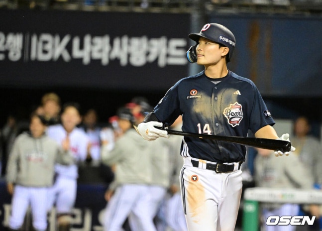 [OSEN=잠실, 지형준 기자] 14일 오후 서울 잠실야구장에서 2026 신한 SOL KBO 와일드카드 결정 1차전 LG 트윈스와 두산 베어스의 경기가 열렸다.LG는 카를로스 카라스코, 두산은 곽빈이 선발로 나섰다.8회초 2사 1,2루에서 두산 류승민이 삼진으로 물러나며 아쉬워하고 있다. 2026.10.14 / jpnews@osen.co.kr
