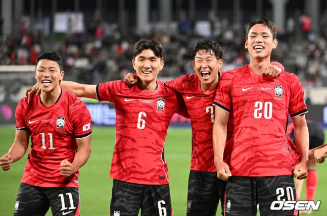 [OSEN=용인, 이대선 기자] 한국축구에 역사적인 날이다. 손흥민(34, LAFC)이 전설 차범근의 A매치 최다골 기록을 넘었다. 로베르트 모레노 감독이 이끄는 대한민국 축구대표팀은 6일 오후 8시 용인미르스타디움에서 개최되는 친선전에서 우즈베키스탄을 상대로 손흥민의 선제골과 오세훈의 추가골이 터져 2-0 완승을 거뒀다. 후반 대한민국 오세훈이 팀의 두 번째 골을 성공시키고 환호하고 있다. 2026.10.06 /sunday@osen.co.kr