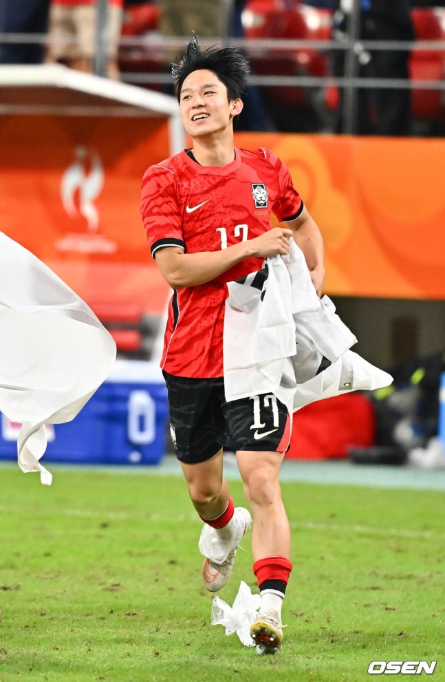 [OSEN=도요타(일본), 박준형 기자] 미쳤다! 엄지성(24, 스완지 시티)이 결승골로 한국축구를 살렸다. 이민성 감독이 이끄는 U23 남자축구대표팀은 3일 오후 7시 30분 도요타 스타디움에서 개최된 아이치-나고야 아시안게임 2026 결승전에서 엄지성의 결승골이 터져 숙적 일본을 1-0으로 제압했다. 경기종료 후 양민혁이 태극기를 들고 그라운드를 돌고 있다. 2026.10.03 / soul1014@osen.co.kr