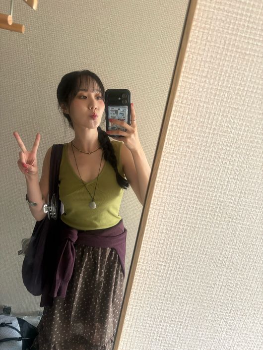 '27세' <b>진지희</b>, <b>빵꾸똥꾸</b> 맞아?…소멸할 듯 작은 얼굴과 마른 몸매에 '눈...
