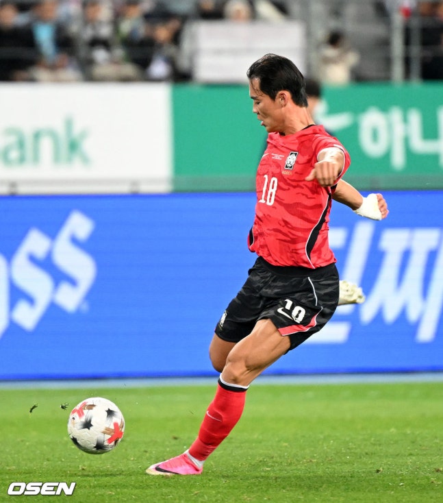 [OSEN=용인, 이대선 기자] 로베르트 모레노 감독이 이끄는 대한민국 축구 대표팀과 우즈베키스탄의 경기가 6일 용인미르스타디움에서 열렸다.이번 우즈베키스탄전은 로베르트 모레노 임시 감독 체제에서 치르는 9~10월 A매치 4연전의 마지막 경기다.앞선 3경기 성적은 1승 1무 1패. 우즈베키스탄을 상대로 수비 안정감을 이어가는 동시에 공격에서 얼마나 달라진 모습을 보여줄지가 관건이다.후반 대한민국 오현규가 슛을 시도하고 있다. 2026.10.06 /sunday@osen.co.kr