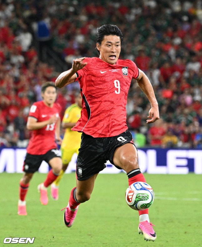 [OSEN=몬테레이(멕시코), 이대선 기자] 홍명보 감독이 이끄는 대한민국 축구대표팀은 25일(이하 한국시간) 오전 10시 멕시코 몬테레이 스타디움에서 개최된 2026 국제축구연맹(FIFA) 북중미 월드컵 조별리그 A조 최종전에서 남아프리카공화국에게 0-1 충격패를 당했다. 1승2패가 된 한국은 A조 3위로 밀리며 32강 자력진출에 실패했다. 한국은 나머지 조들의 상황을 따져보고 32강에 진출할 가능성은 남아있다. 1승1무1패의 남아공이 2위로 32강 진출을 확정지었다. 후반 대한민국 조규성이 드리블 돌파를 하고 있다. 2026.0