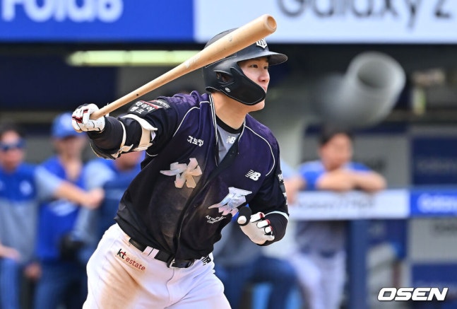 [OSEN=대구, 이석우 기자] 11일 대구삼성라이온즈파크에서 2026 신한 SOL KBO 리그 삼성 라이온즈와 KT 위즈의 경기가 열렸다. 홈팀 삼성은 후라도가, 방문팀 KT는 고영표가 선발 출전했다. KT 위즈 최원준이 9회초 무사 1루 우익수 왼쪽 앞 안타를 치고 있다. 2026.10.11 / foto0307@osen.co.kr