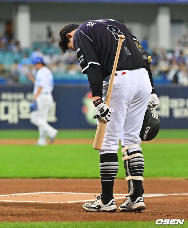 [OSEN=대구, 이석우 기자] 12일 대구삼성라이온즈파크에서 2026 신한 SOL KBO 리그 삼성 라이온즈와 KT 위즈의 경기가 열렸다. 홈팀 삼성은 양창섭이, 방문팀 KT는 소형준이 선발 출전했다. KT 위즈 최원준이 1회초 선두 타자로 타석에 들어 서며 삼성 라이온즈 강민호에게 인사를 하고 있다. 2026.10.12 / foto0307@osen.co.kr