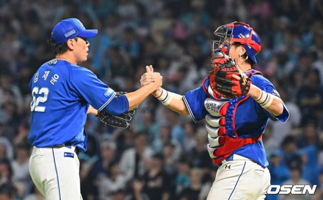 [OSEN=창원, 이석우 기자] 23일 창원NC파크에서 2026 신한 SOL KBO 리그 NC 다이노스와 삼성 라이온즈의 경기가 열렸다. 홈팀 NC는 라일리가, 방문팀 삼성은 페덱이 선발 출전했다. 삼성 라이온즈 김재윤이 9회말 2사 2,3루 NC 다이노스 이우성을 좌익수 플라이로 잡고 승리한 후 강민호와 기쁨을 나누고 있다. 2026.08.23 / foto0307@osen.co.kr