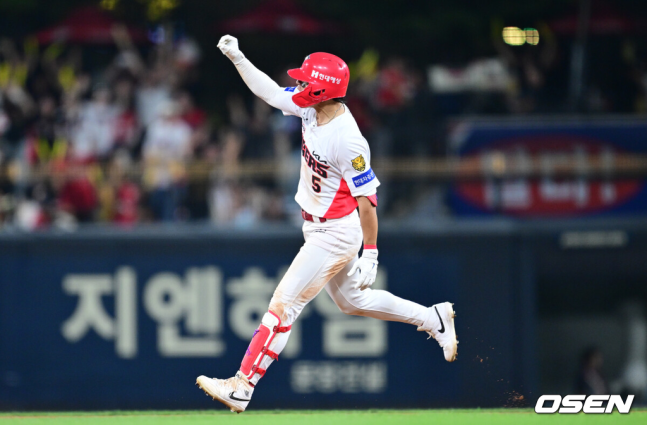 [OSEN=광주, 최규한 기자] KIA 타이거즈가 준플레이오프에 직행했다. KIA는 12일 광주-기아 챔피언스필드에서 열린 2026 신한 SOL KBO리그 LG 트윈스와의 최종전에서 4-2로 승리했다. 선발 양현종이 5이닝 1실점으로 호투했다. 전상현이 2이닝 무실점으로 막았다. 8회말 김도영의 시즌 45호 결정적인 중월투런홈런이 터졌다. 이로써 KIA는 정규시즌 3위를 확정짓고 준플레이오프에 직행했다. LG는 4위가 되면서 두산과 와일드카드 결정전에 나선다. 8회말 무사 1루 상황 KIA 김도영이 다시 앞서가는 중월 투런포를 날리