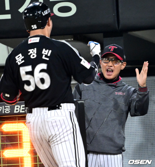 [OSEN=광주, 최규한 기자] 12일 광주-기아 챔피언스필드에서 ‘2026 신한 SOL Bank KBO리그’ KIA 타이거즈와 LG 트윈스의 경기가 열렸다.홈팀 KIA는 양현종, 방문팀 LG는 임찬규를 선발로 내세웠다.6회초 2사 주자없는 상황 LG 문정빈이 동점 중월 솔로포를 날리고 홈을 밟은 뒤 염경엽 감독과 기뻐하고 있다. 2026.10.12 / dreamer@osen.co.kr