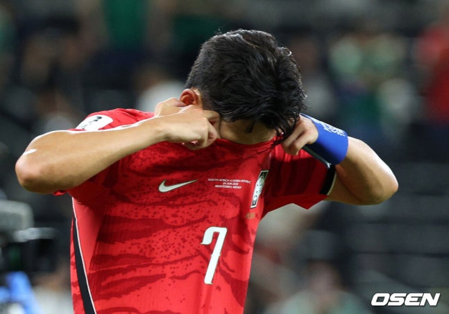 [OSEN=몬테레이(멕시코), 이대선 기자] 홍명보 감독이 이끄는 대한민국 축구대표팀은 25일(이하 한국시간) 오전 10시 멕시코 몬테레이 스타디움에서 개최된 2026 국제축구연맹(FIFA) 북중미 월드컵 조별리그 A조 최종전에서 남아프리카공화국에게 0-1 충격패를 당했다. 1승2패가 된 한국은 A조 3위로 밀리며 32강 자력진출에 실패했다. 한국은 나머지 조들의 상황을 따져보고 32강에 진출할 가능성은 남아있다.경기 종료 후 대한민국 손흥민이 패배에 아쉬워하고 있다. 2026.06.25 /sunday@osen.co.kr