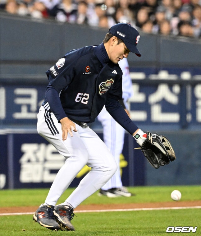 [OSEN=잠실, 이대선 기자] 14일 오후 서울 잠실야구장에서 2026 신한 SOL KBO 와일드카드 결정 1차전 LG 트윈스와 두산 베어스의 경기가 열렸다.LG는 카를로스 카라스코, 두산은 곽빈이 선발로 나섰다.2회말 무사 1,2루에서 두산 안재석이 LG 신민재 땅볼 때 악송구를 하고 있다. 2026.10.14 /sunday@osen.co.kr